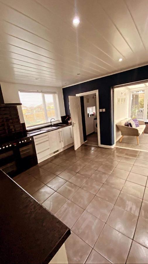 Sunnyside - Large Seaside Home With Views And Hot Tub Prestatyn Ngoại thất bức ảnh