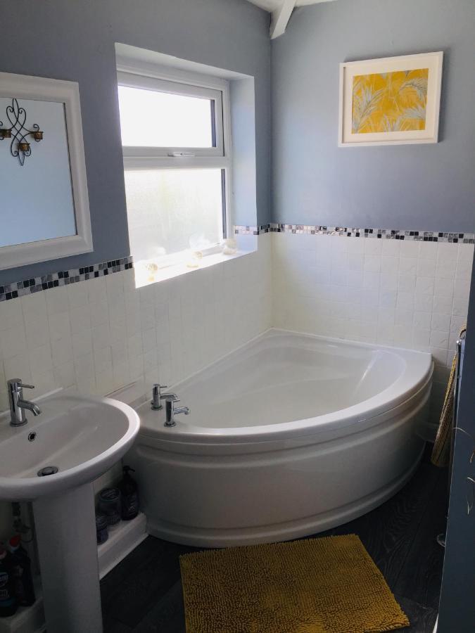 Sunnyside - Large Seaside Home With Views And Hot Tub Prestatyn Ngoại thất bức ảnh