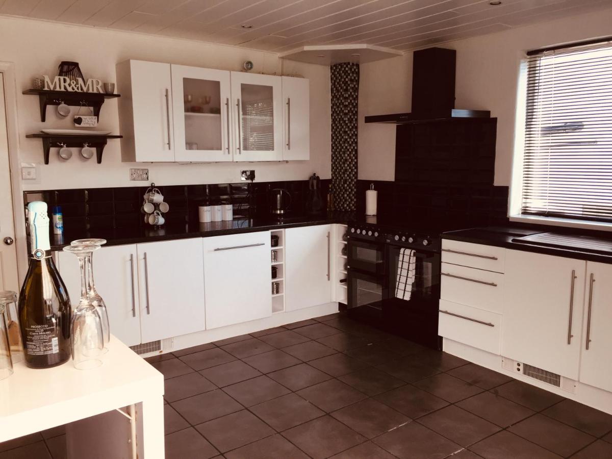 Sunnyside - Large Seaside Home With Views And Hot Tub Prestatyn Ngoại thất bức ảnh